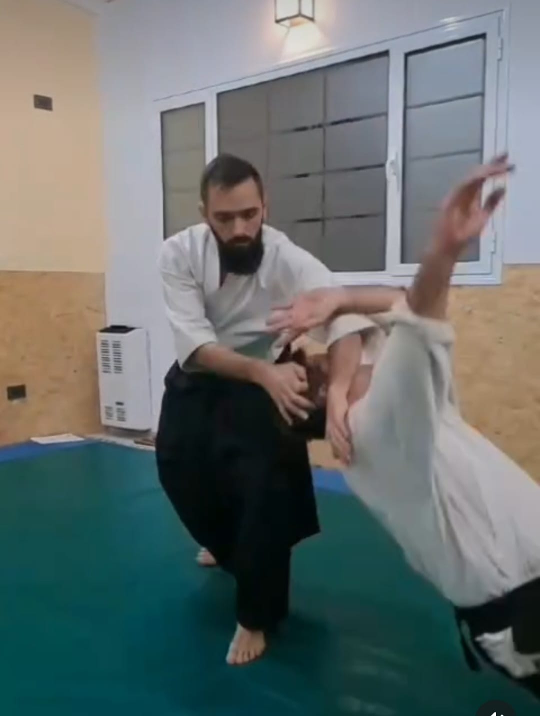 Sensei César Sammito aplicando una técnica